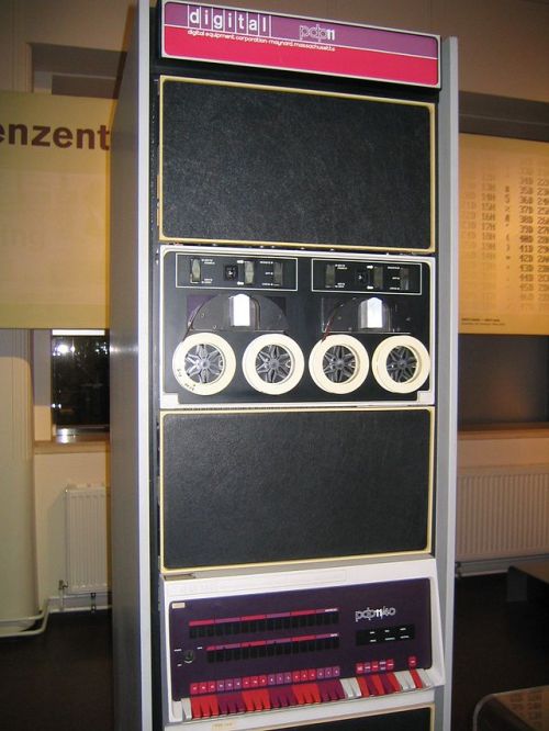 immagine tratta da http://en.wikipedia.org/wiki/PDP-11#/media/File:Pdp-11-40.jpg consultata il 28.3.2015